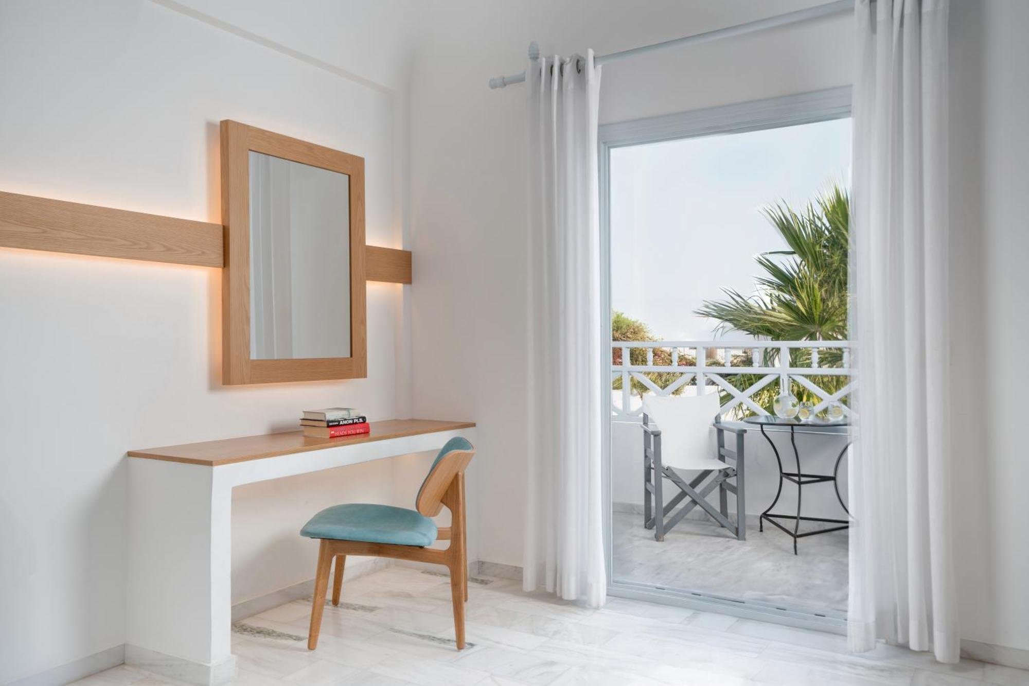 Santorini Kastelli Resort Kamári Dış mekan fotoğraf A room at the hotel