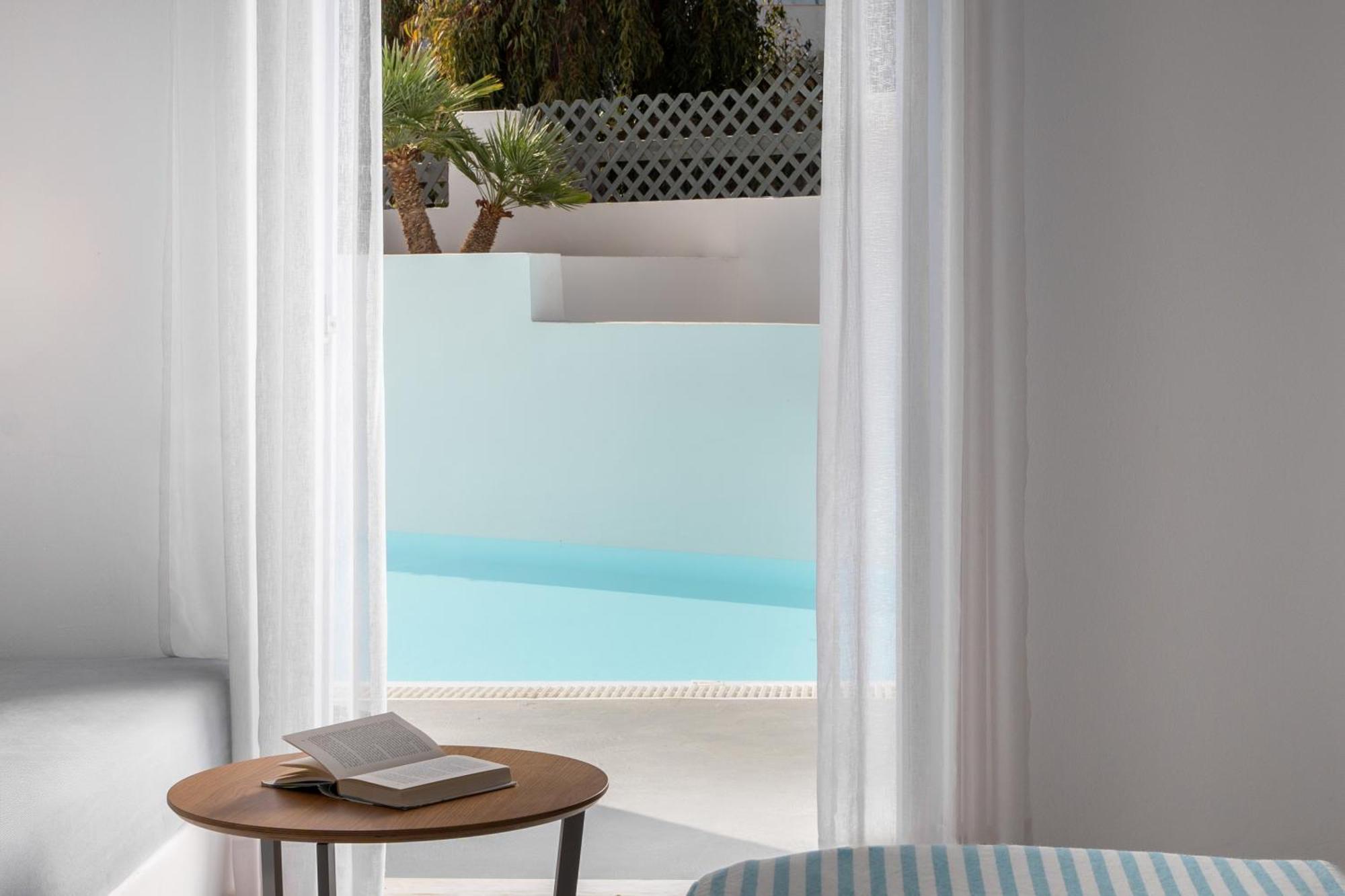 Santorini Kastelli Resort Kamári Dış mekan fotoğraf A room at the hotel