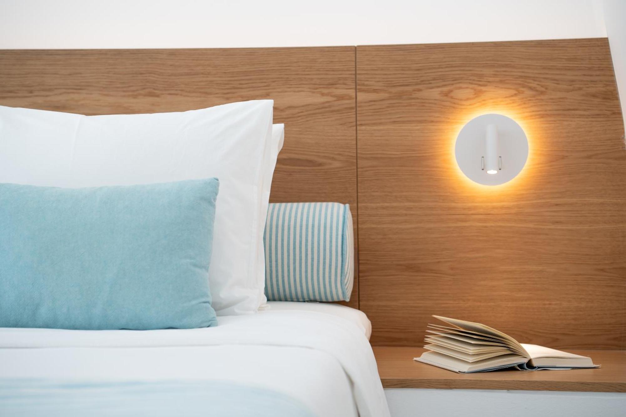 Santorini Kastelli Resort Kamári Dış mekan fotoğraf A wall light