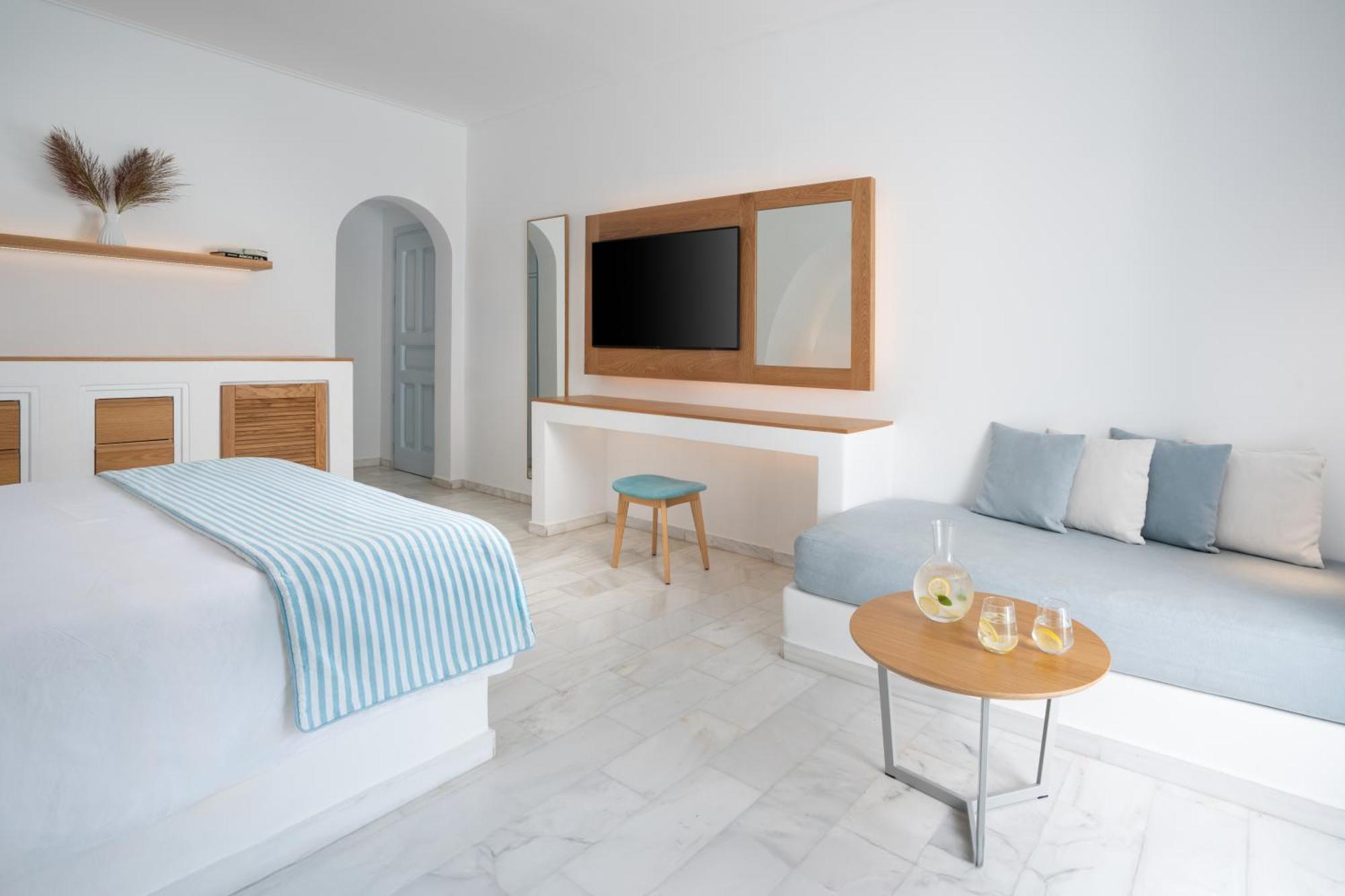 Santorini Kastelli Resort Kamári Dış mekan fotoğraf A room at the hotel
