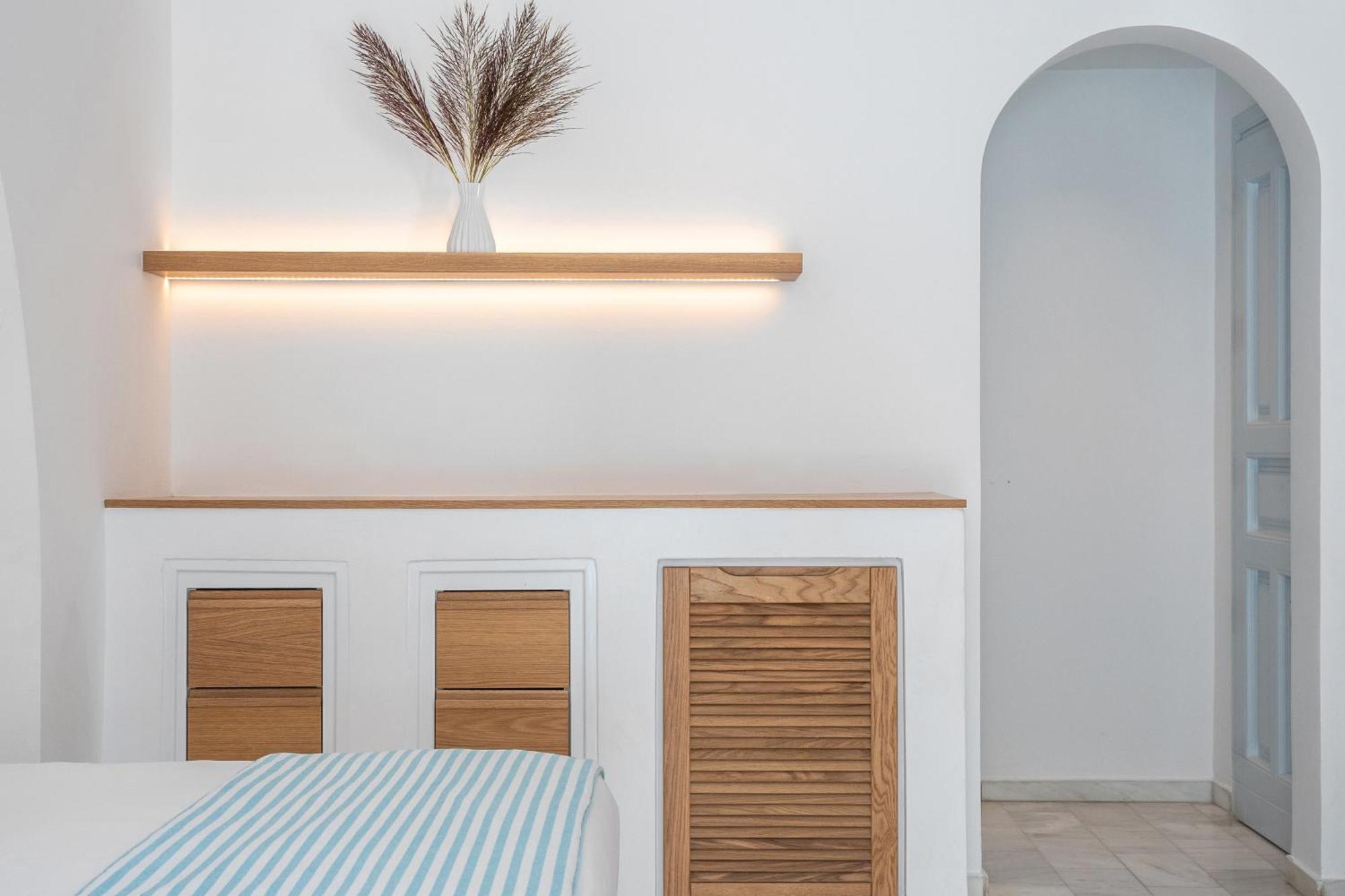 Santorini Kastelli Resort Kamári Dış mekan fotoğraf A wall mounted LED light
