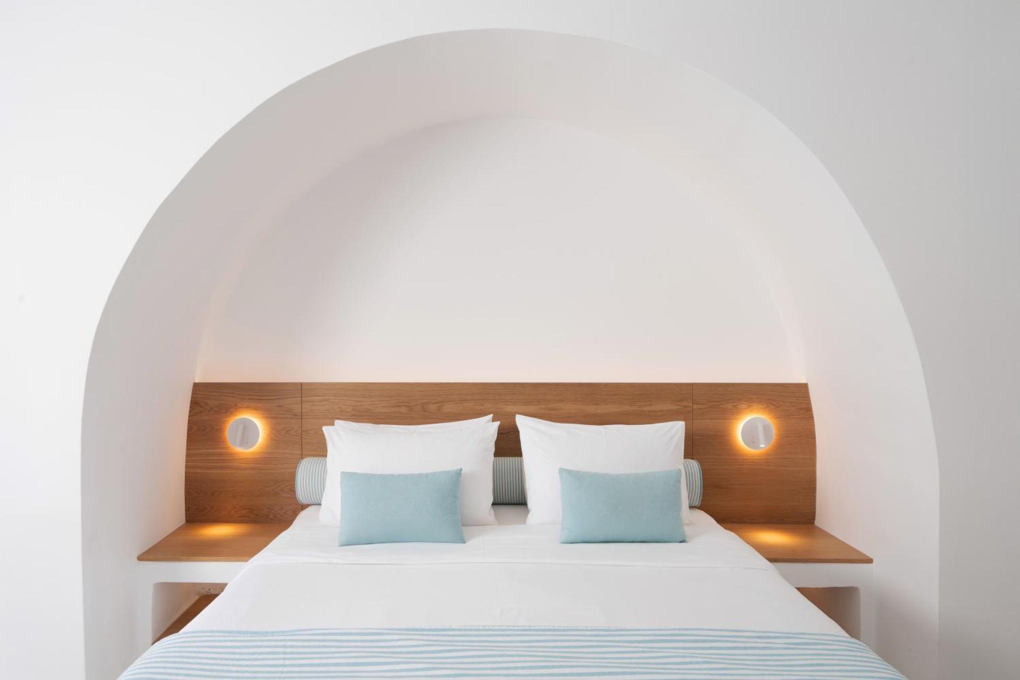 Santorini Kastelli Resort Kamári Dış mekan fotoğraf A bedroom in Santorini