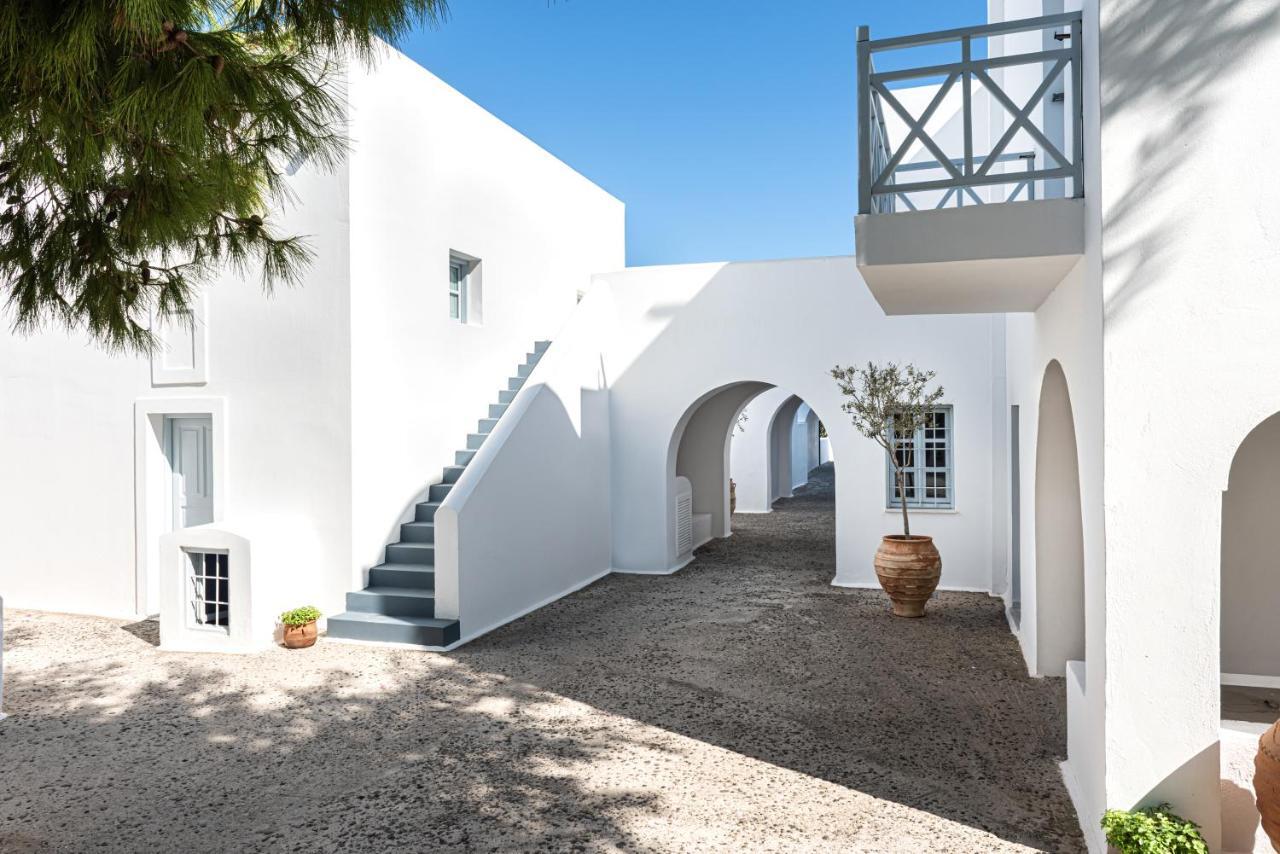 Santorini Kastelli Resort Kamári Dış mekan fotoğraf The courtyard of the museum
