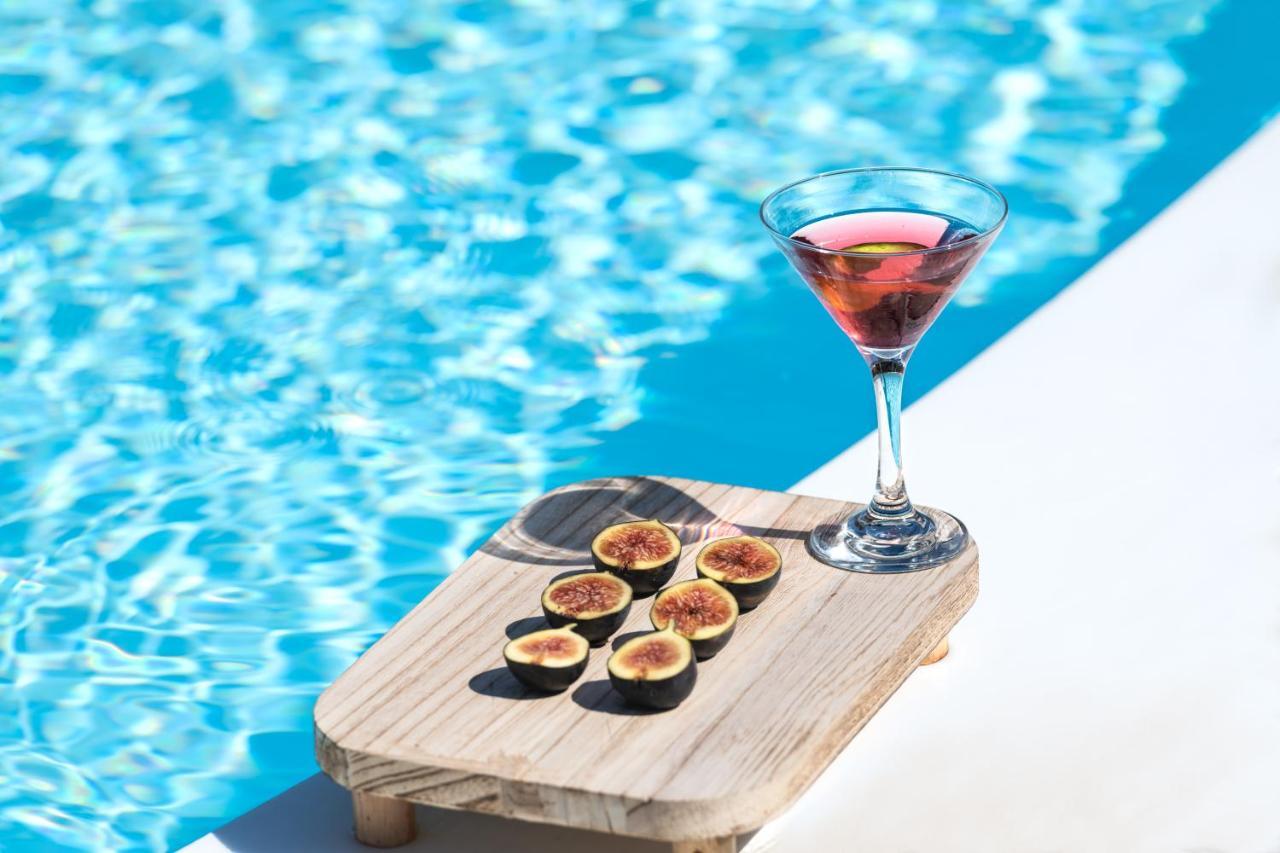 Santorini Kastelli Resort Kamári Dış mekan fotoğraf A martini glass