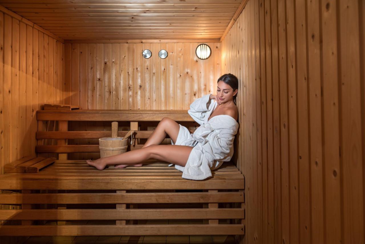 Santorini Kastelli Resort Kamári Dış mekan fotoğraf A woman in a sauna