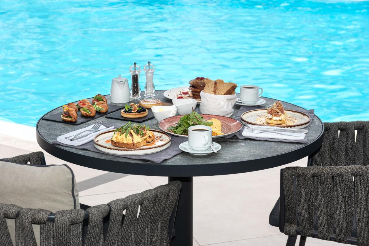 Santorini Kastelli Resort Kamári Dış mekan fotoğraf A table set for breakfast